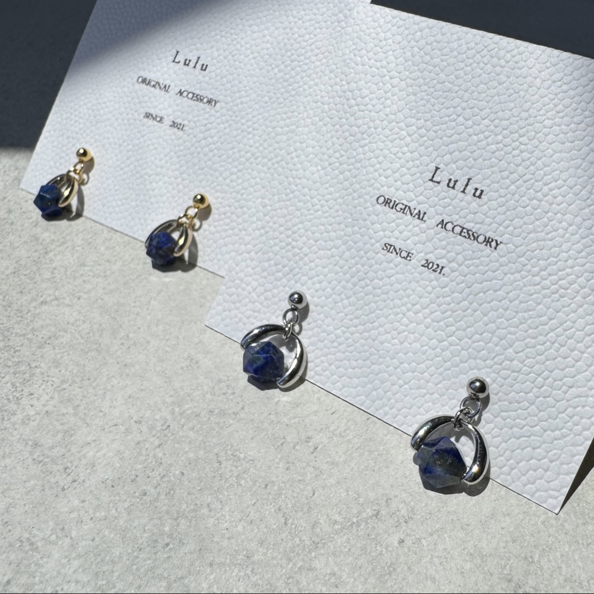 瑠璃色ラピスラズリの小さなピアス/痛みの無いクリップ式イヤリング〈ゴールド・シルバー〉